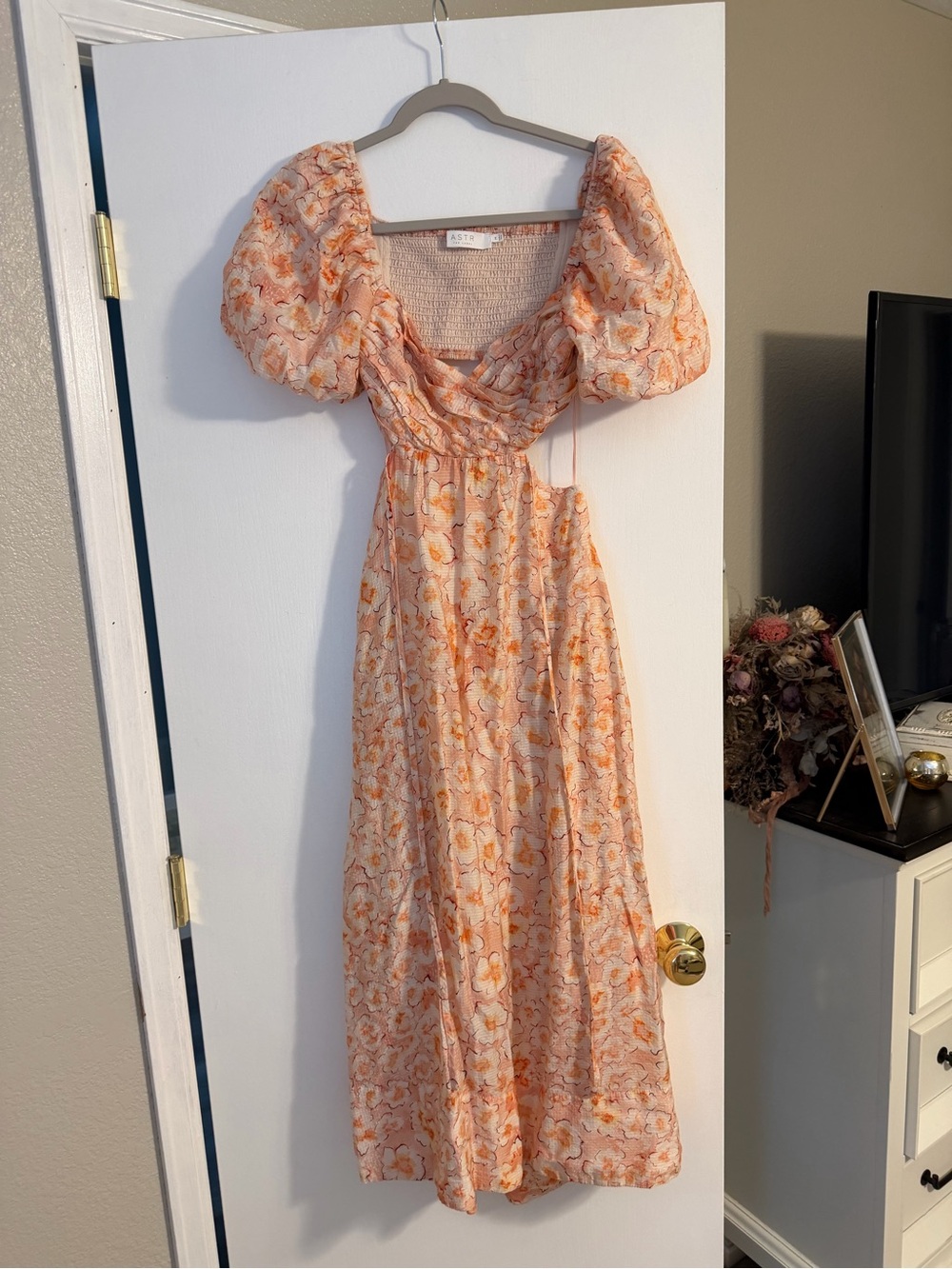 ASTR the Label Pink Floral Puff-Sleeve Midi Dress - Picture 2 of 3